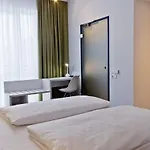 Super 8 by Wyndham München City West