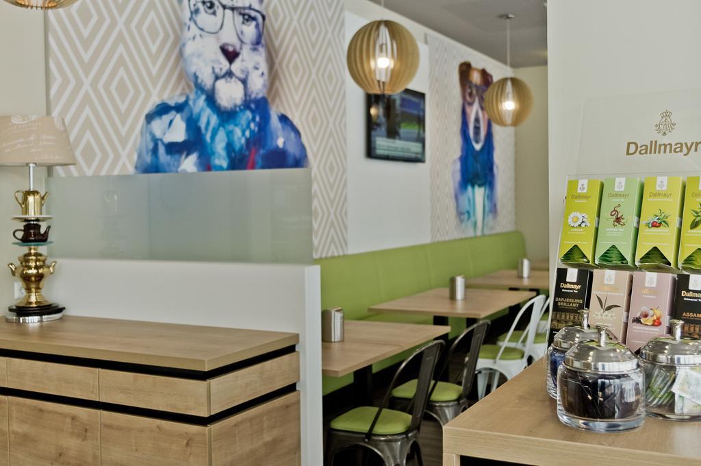 Super 8 By Wyndham West Hotel